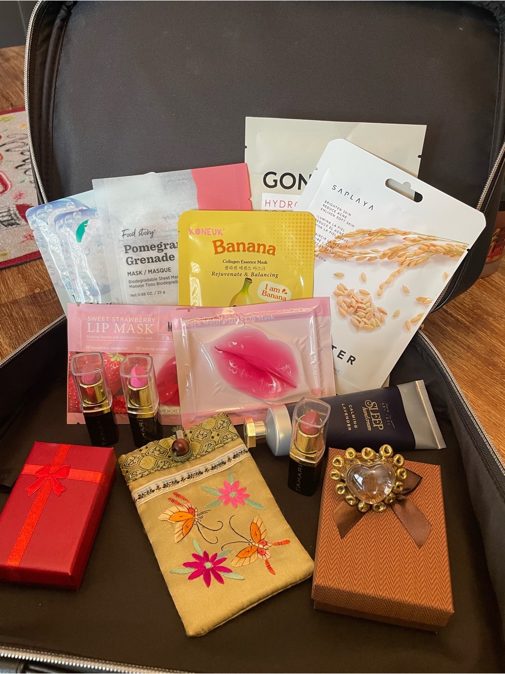 Beauty bundle / Cosmetic Case/ Face Masks / Lip masks / Tahari Lipsticks / Boxes